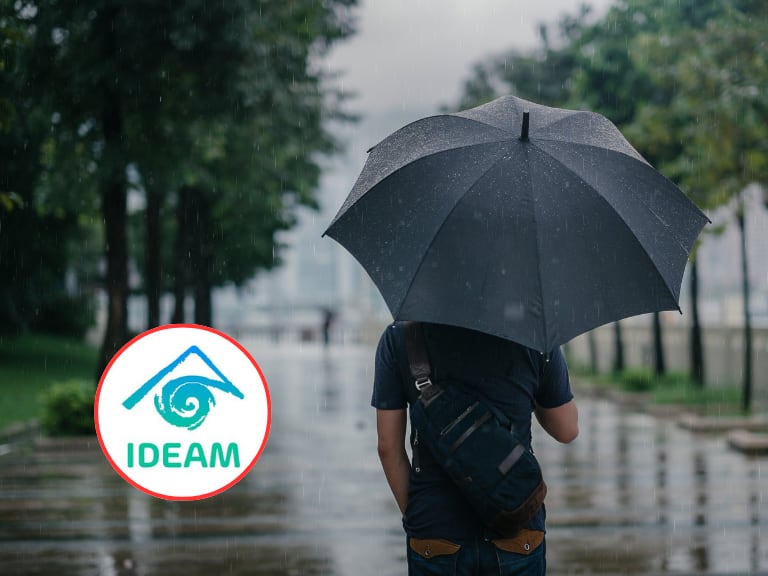 Persona con una sombrilla durante un día lluvioso y al lado el logo del IDEAM (Fotos vía Getty Images y redes sociales del IDEAM)