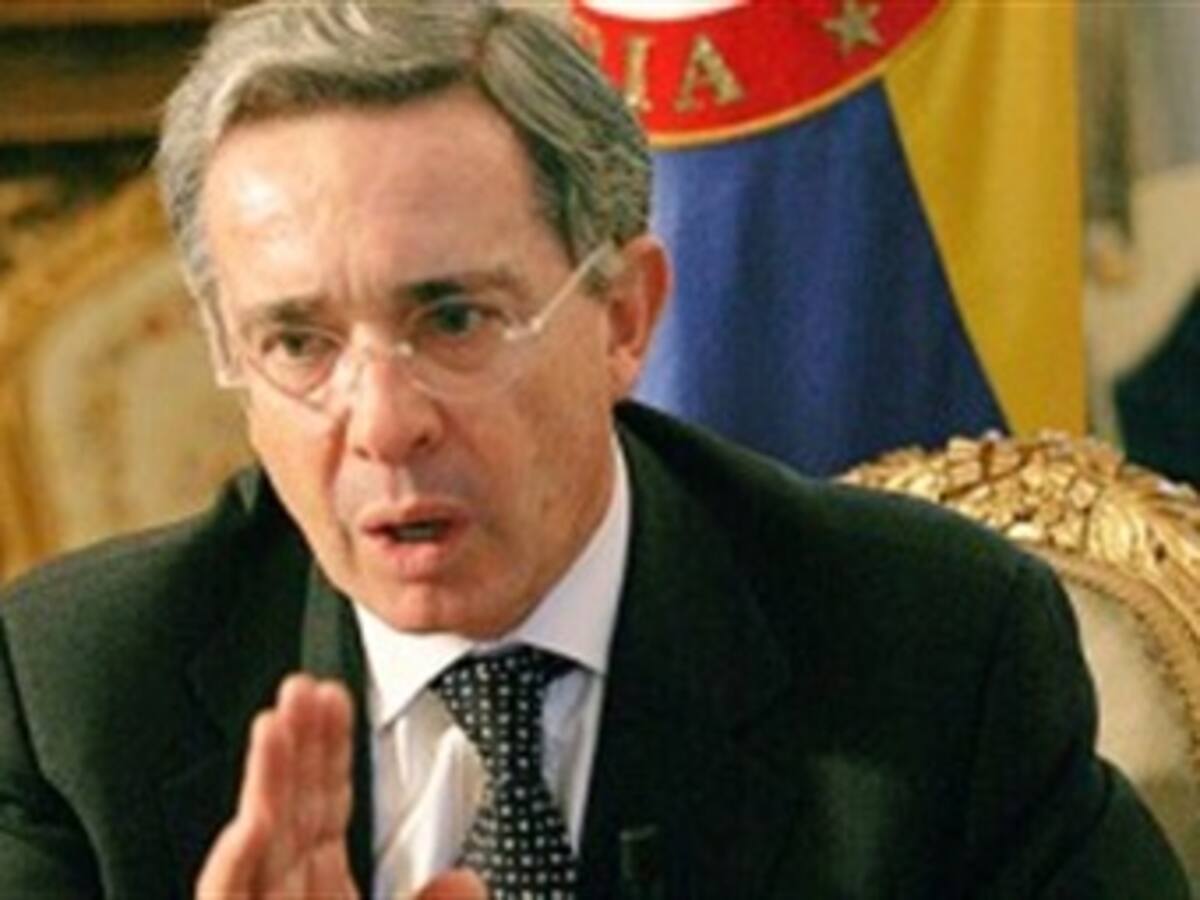 Uribe dice que Santos "ya está destapando su verdadero rostro"