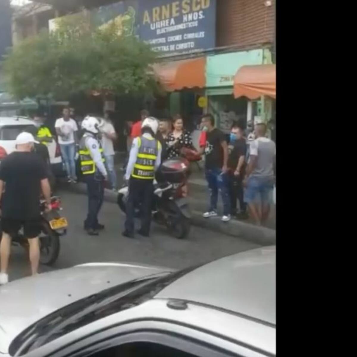 Le pintaron la placa a una moto del tránsito en el centro de Cali