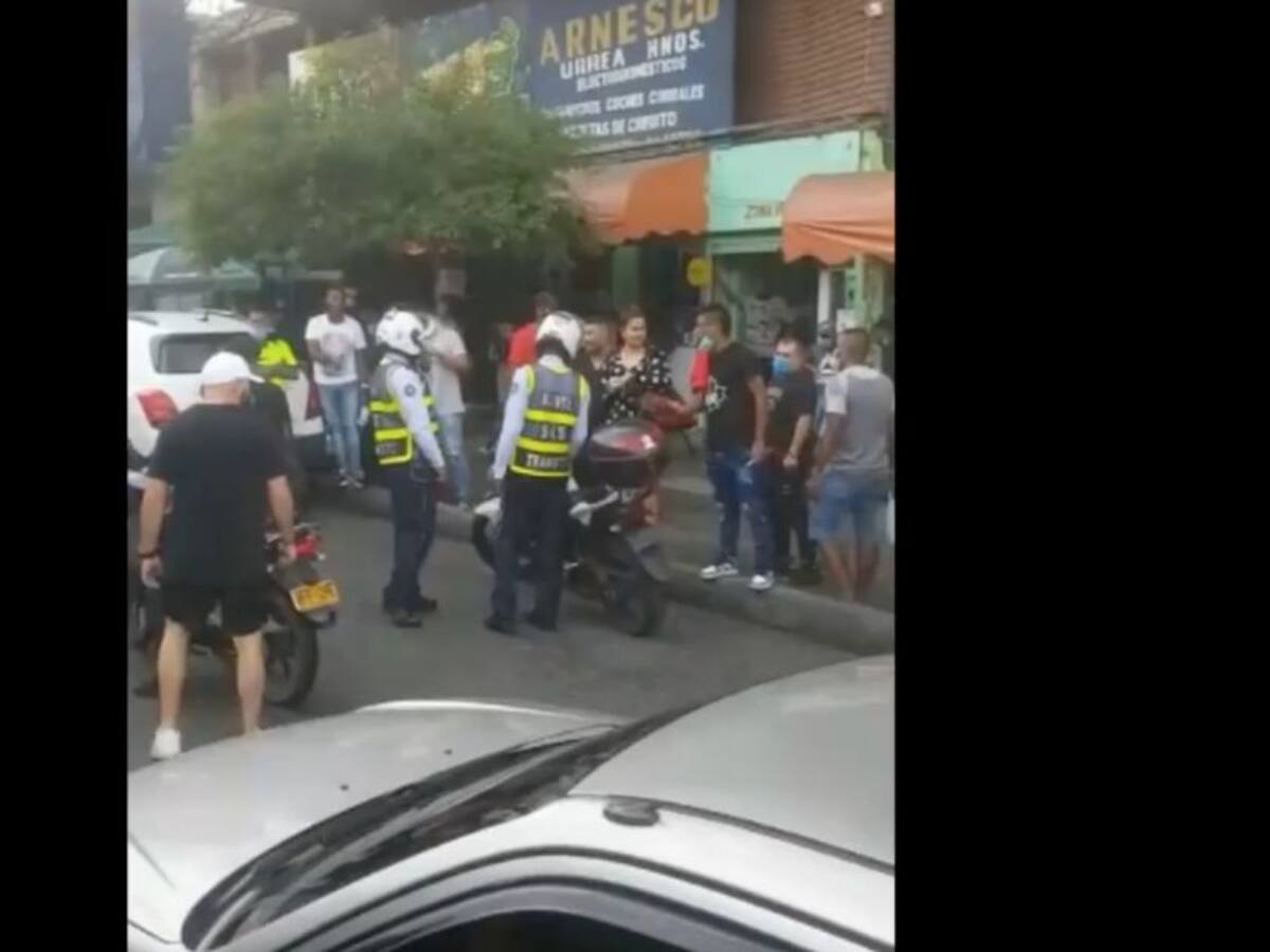 Le pintaron la placa a una moto del tránsito en el centro de Cali