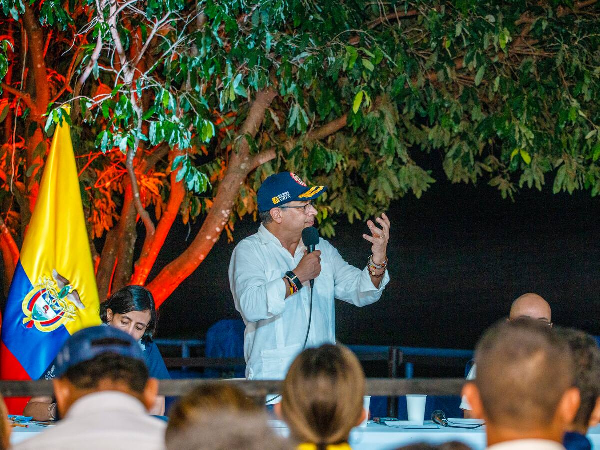 Visita de Petro a Ayapel: reubicación, plan de alivios, válvula del mercurio y Caregato