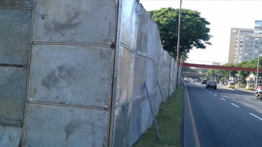 Se reducirá la altura del cerramiento en varios sectores de la Autopista en los que no fueron instaladas graderías para proteger los árboles de la zona. Foto: Erika Rebolledo (W Radio)