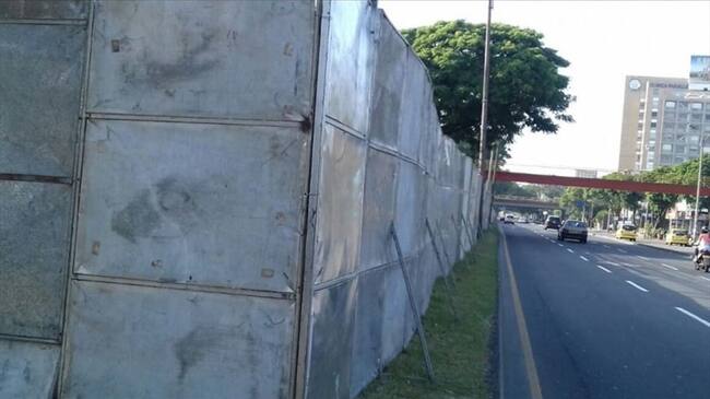Se reducirá la altura del cerramiento en varios sectores de la Autopista en los que no fueron instaladas graderías para proteger los árboles de la zona. Foto: Erika Rebolledo (W Radio)