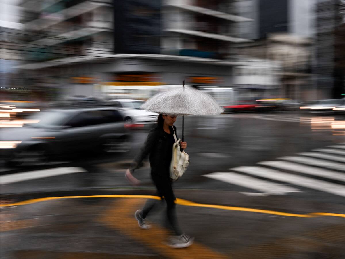Temporal de viento y lluvia causa destrozos en Buenos Aires
