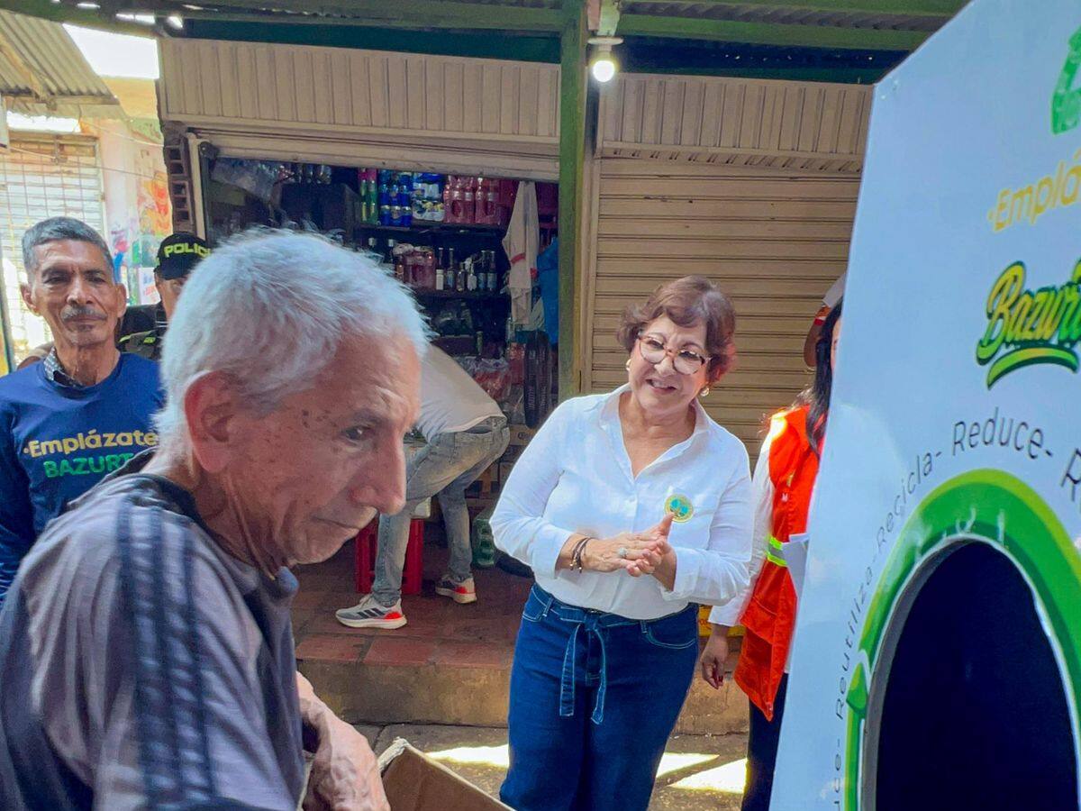 Plan piloto Emplázate llega a Bazurto con la instalación de contenedores para reciclaje