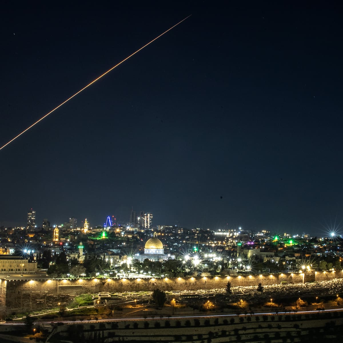 Se reporta una serie de explosiones en Tel Aviv, Israel, tras alerta de misiles iraníes