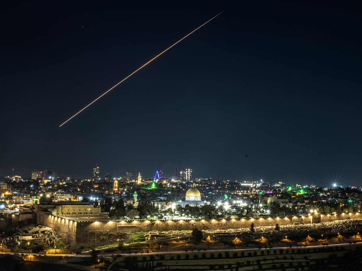 Al menos tres heridos en el área de Jerusalén tras una andanada de misiles de Irán