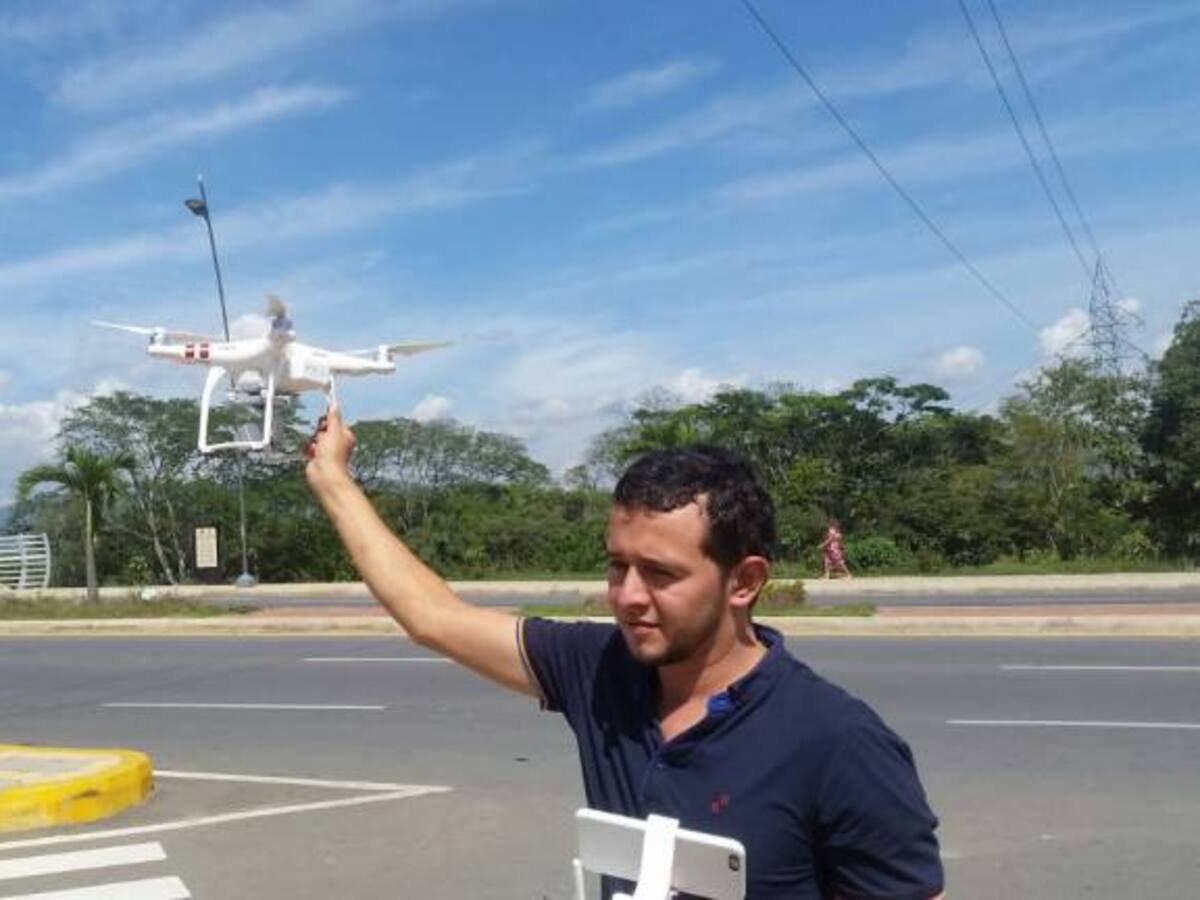 Motociclistas tapan huecos en homenaje a familiares muertos en accidentes viales