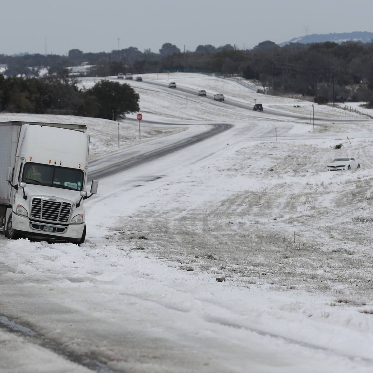 Tormenta de hielo deja 8 muertos, miles sin luz y 2.000 vuelos cancelados en EE.UU.