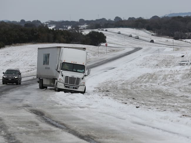 Tormenta de hielo deja 8 muertos, 370.000 sin luz y casi 2.000 vuelos cancelados en EE.UU.