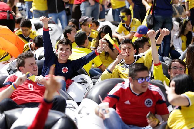 Millones de colombianos se acercan a las pantallas gigantes dispuestas en las principales ciudades del país.