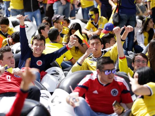 Millones de colombianos se acercan a las pantallas gigantes dispuestas en las principales ciudades del país.