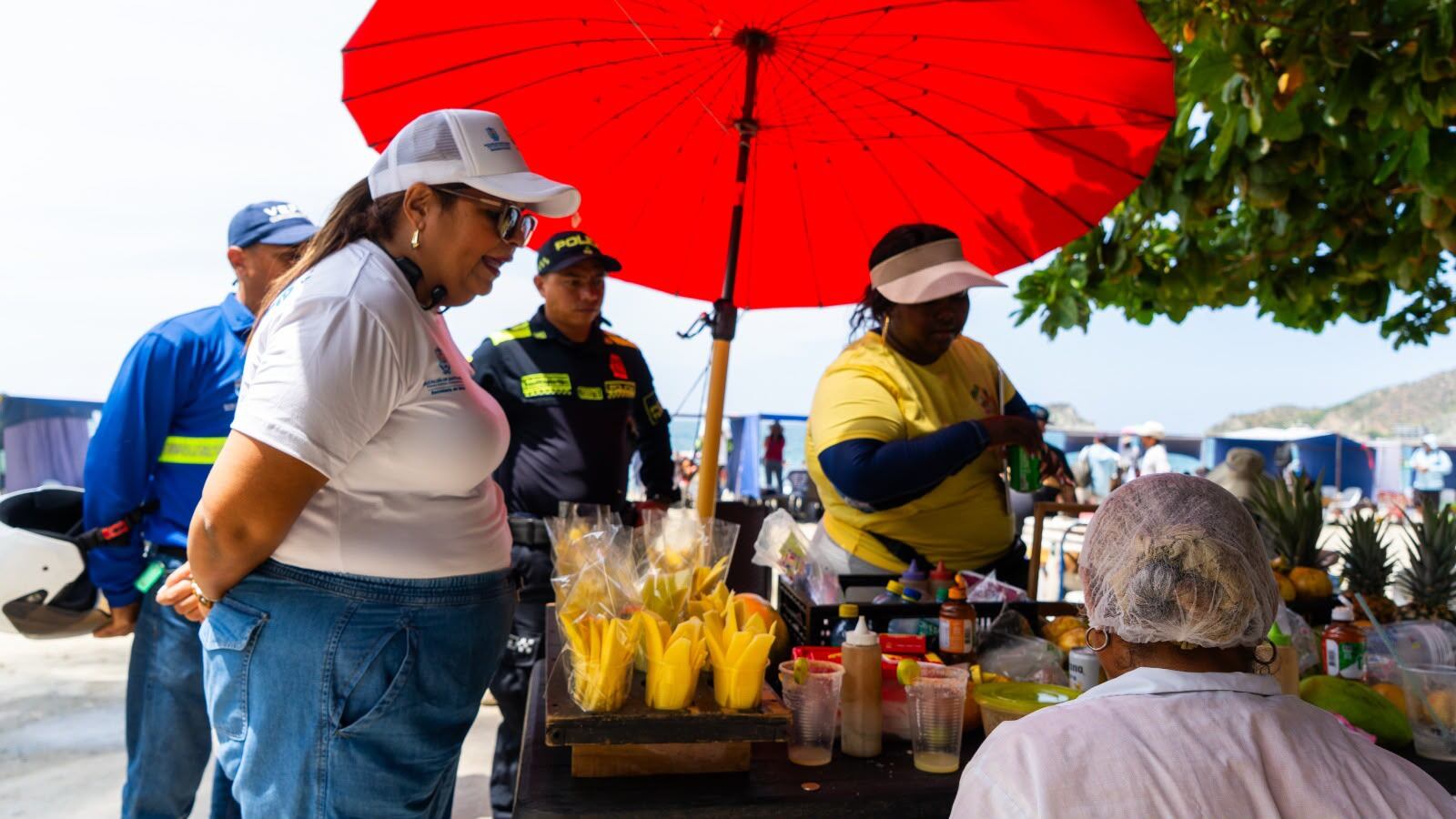 Secretaría de Salud acompañó a comerciantes y prestadores turísticos para verificar la higiene y manipulación de alimentos. Foto: Alcaldía de Santa Marta