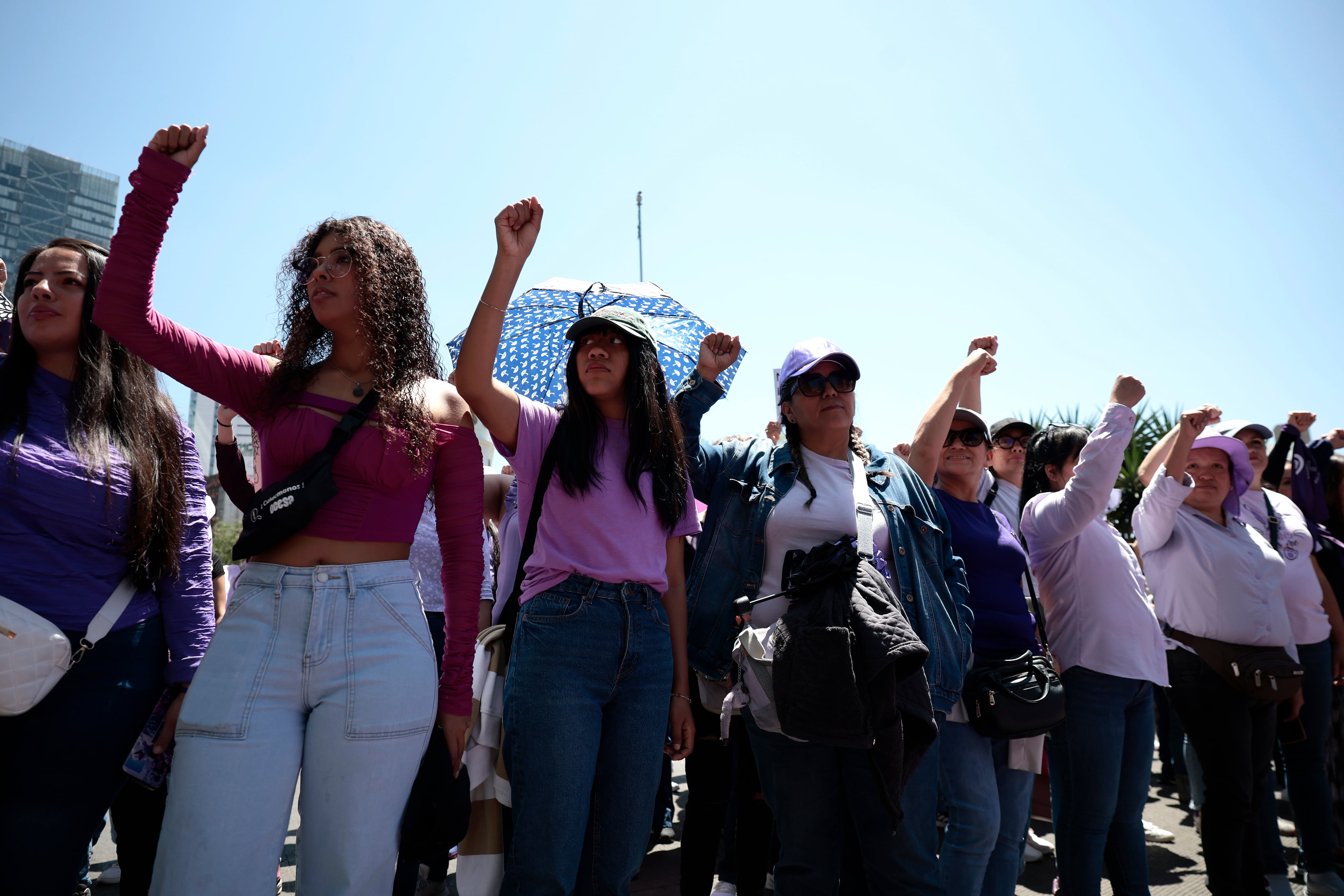 MEX8000. CIUDAD DE MÉXICO (MÉXICO), 29/03/2025.- Varias mujeres protestan este sábado, en Ciudad de México (México). Colectivos feministas protestaron en contra del dictamen de la Cámara de Diputados que rechazó el desafuero de diputado oficialista y exfutbolista Cuauhtémoc Blanco, acusado de violación, en grado de tentativa, por su media hermana. EFE/ José Méndez