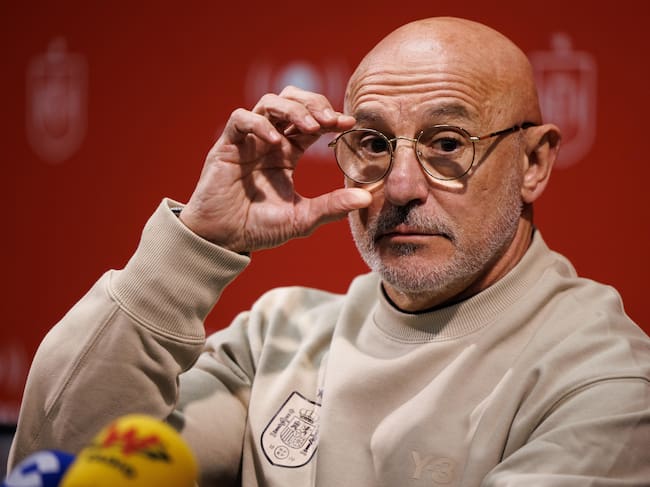 London (United Kingdom), 21/03/2024.- Spain's head coach Luis de la Fuente attends a press conference in London, Britain, 21 March 2024. Colombia will face Spain in a friendly soccer match on 22 March 2024. (Futbol, Amistoso, España, Reino Unido, Londres) EFE/EPA/TOLGA AKMEN