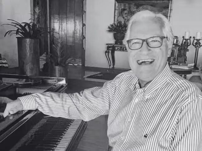 Mario Fernando Prado era reconocido por sus entrevistas tocando el piano.