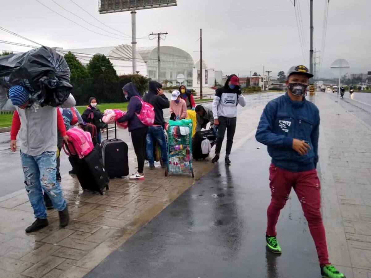 Grupo de personas oriundas de La Mojana inician retorno a pie desde Bogotá