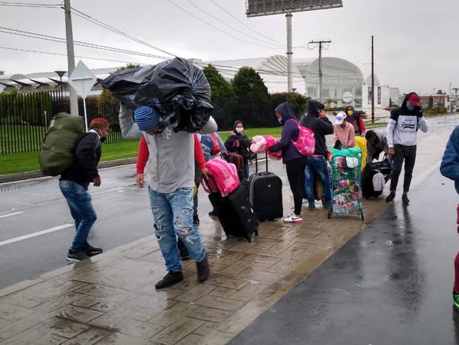 Grupo de personas oriundas de La Mojana inician retorno a pie desde Bogotá
