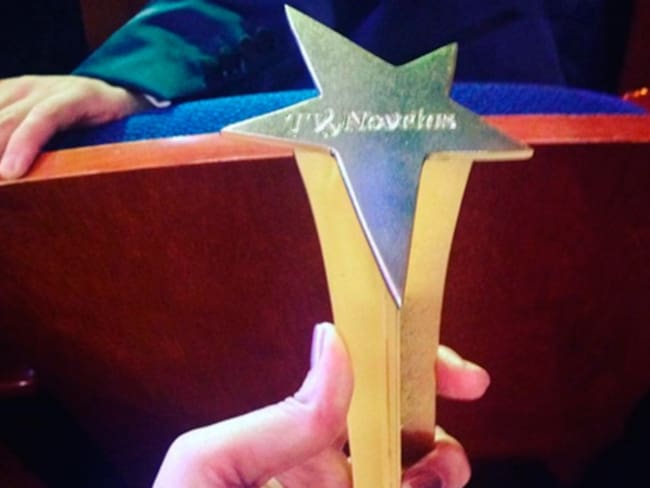 Ganadores de los Premios TVyNovelas posan con sus trofeos