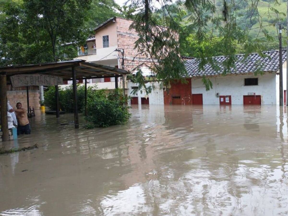 Se desbordó el río Cauca en el suroeste de Antioquia