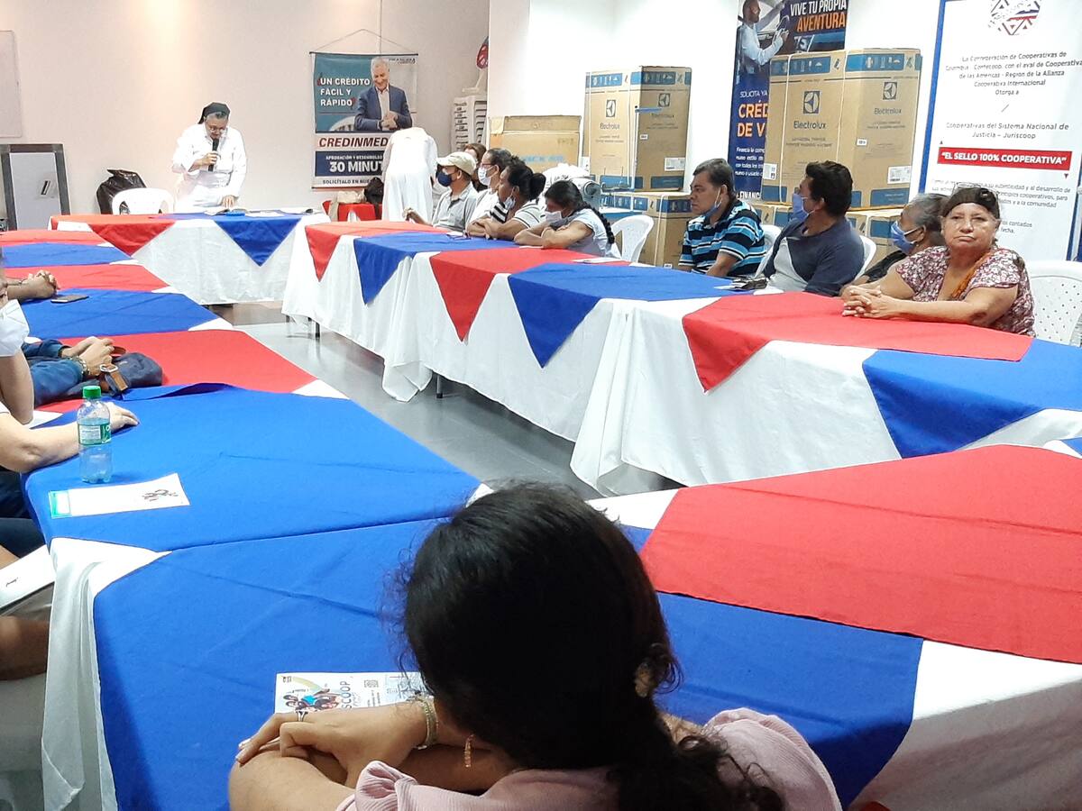 Personas con discapacidad reciben materiales para sus emprendimientos