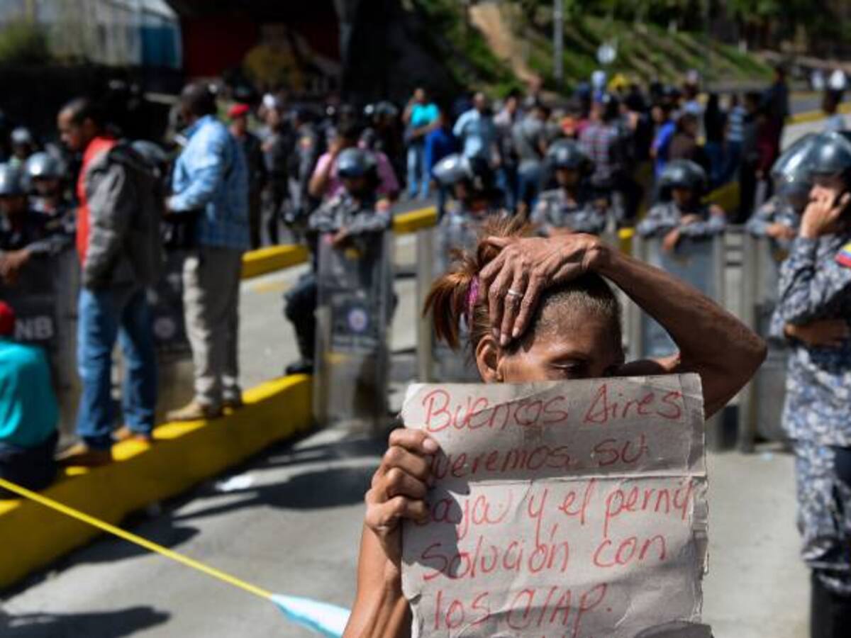 Ante el hambre, venezolanos matan una res con piedras y palos