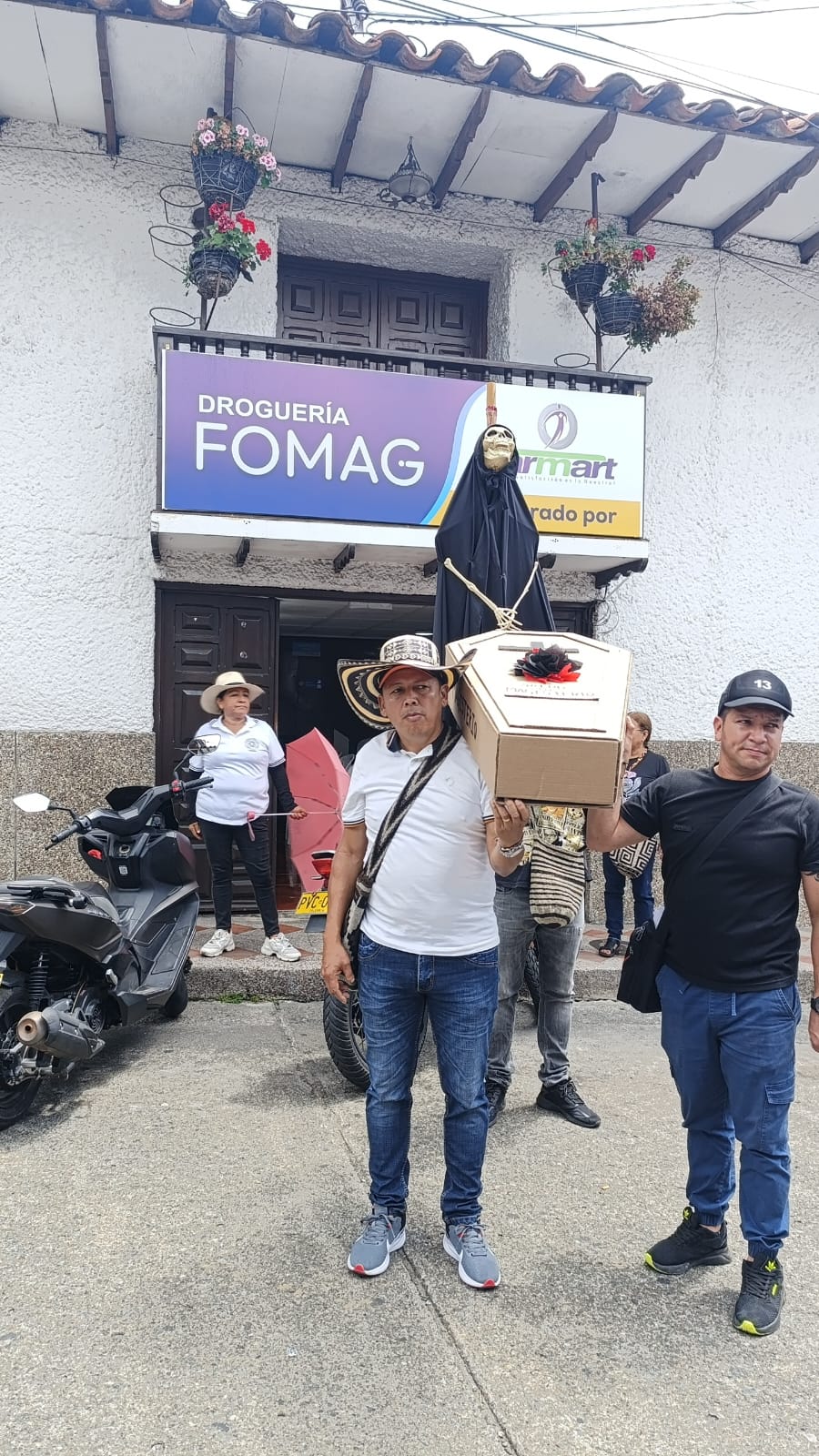 Los docentes marcharon hasta la sede de Farmart en Riosucio, Caldas. Foto suministrada.