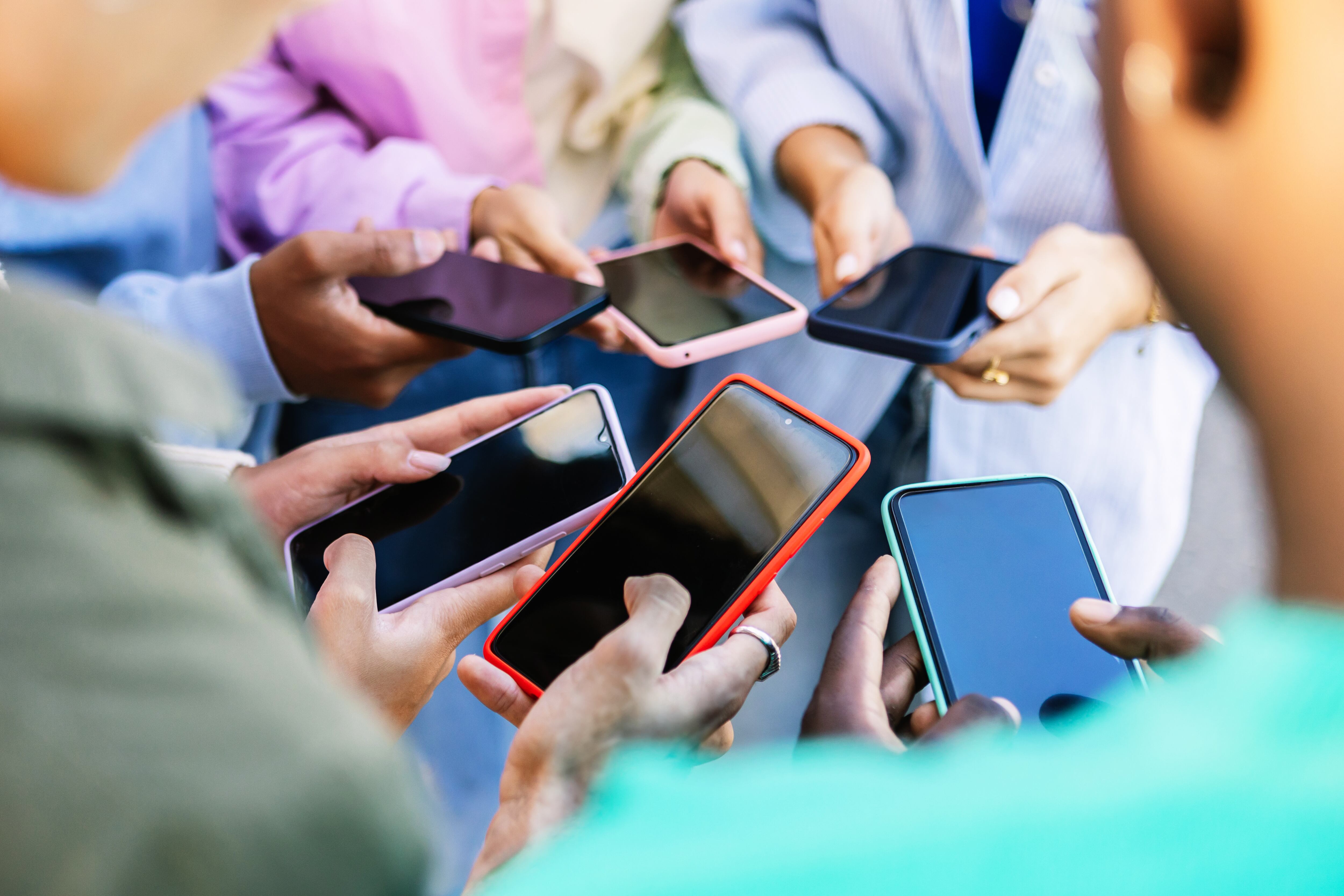 Máxima autoridad constitucional de Francia rechaza prohibición de las redes sociales a menores de 15. Foto: Getty Images
