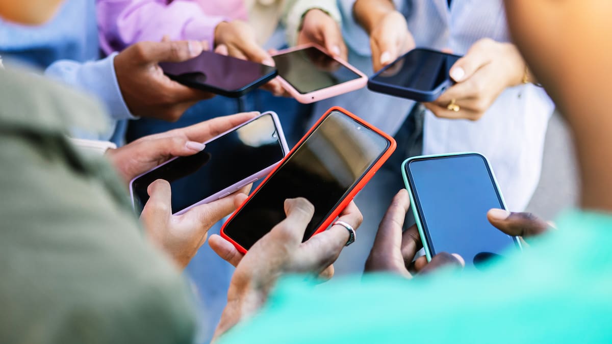 Máxima autoridad constitucional de Francia rechaza prohibición de las redes sociales a menores de 15