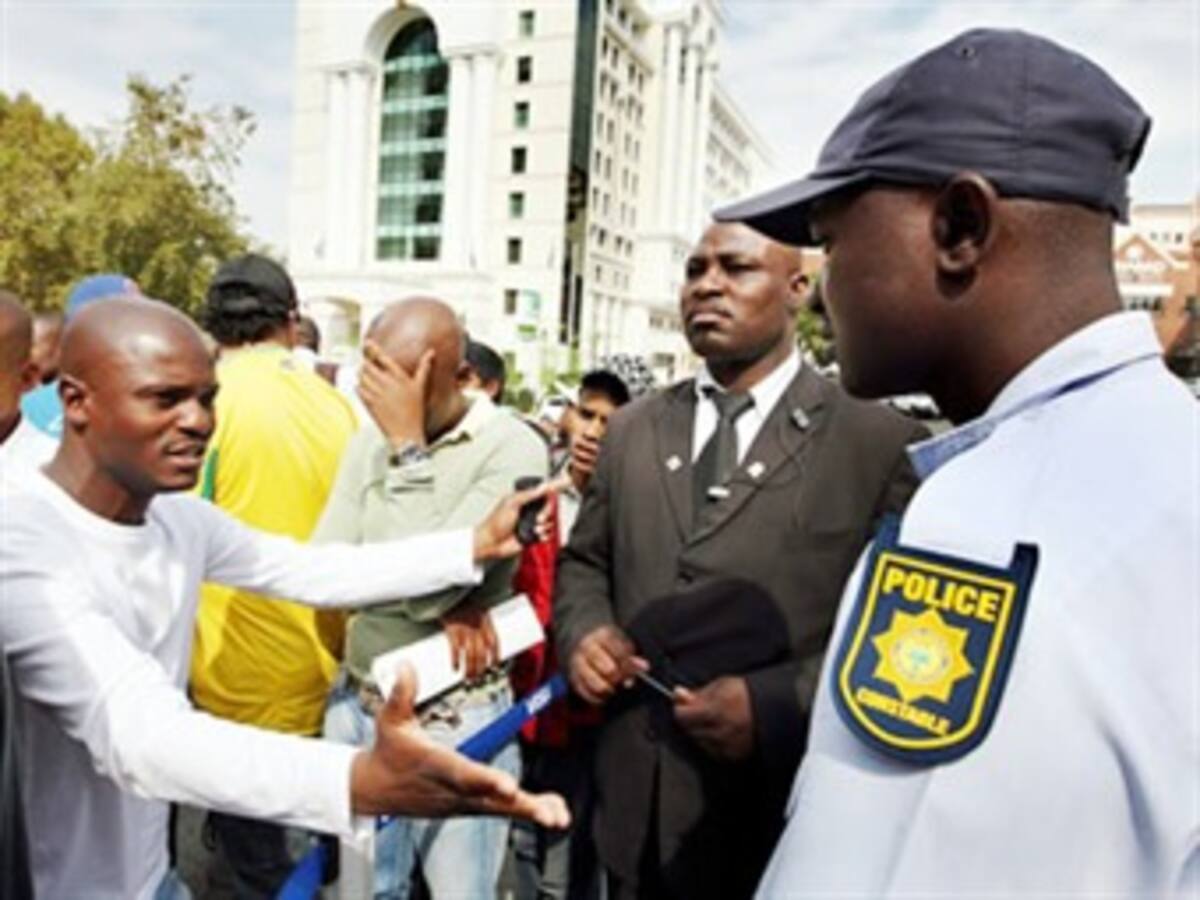 Policia recupera objetos robados a periodistas en Sudáfrica