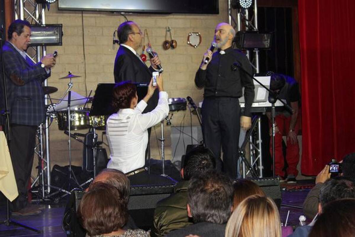 Con imitaciones en vivo y la presencia de sus colaboradores de varias ciudades, fue destacada la labor de Peláez en el programa. Fotos: Cortesía Don Jediondo Campestre.