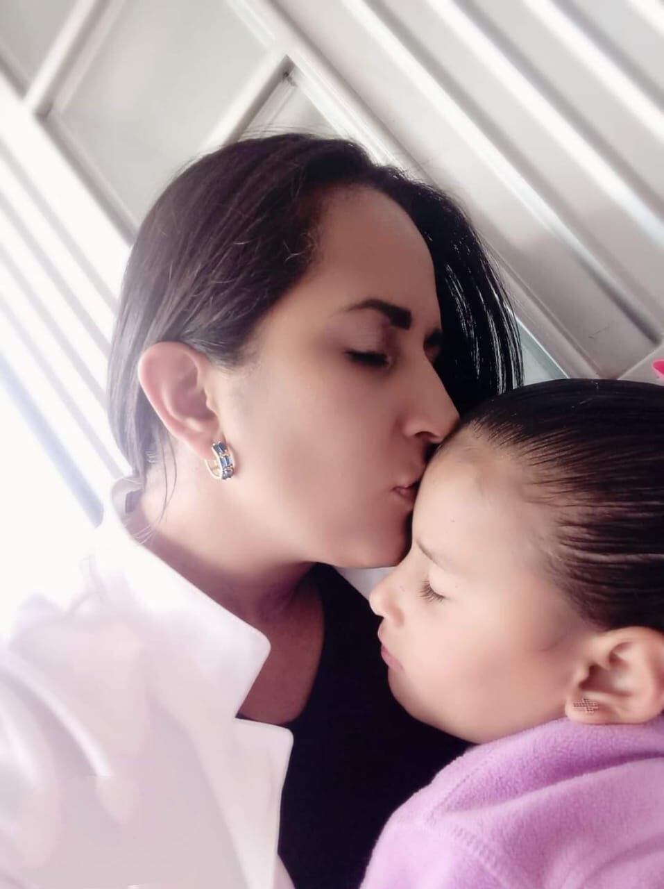 Isabel Sofía Hurtado, de 10 años, padece de cardiopatía congénita y su mamá Juliana Pineda, pide que la afilien de nuevo para continuar con su tratamiento / Foto: Suministrada.