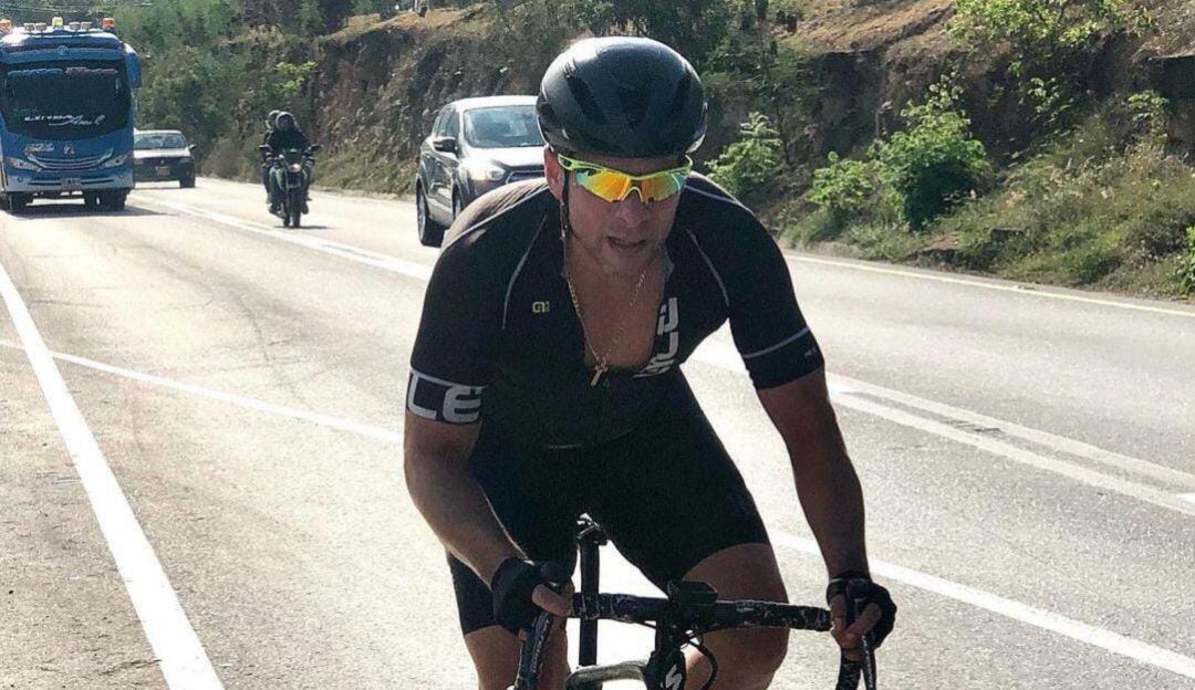Cirujano Carlo Vallejo en su bicicleta