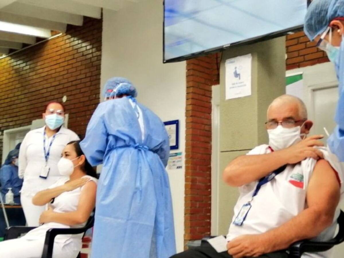 VIDEO: 671 trabajadores de la salud han sido vacunados en Santander