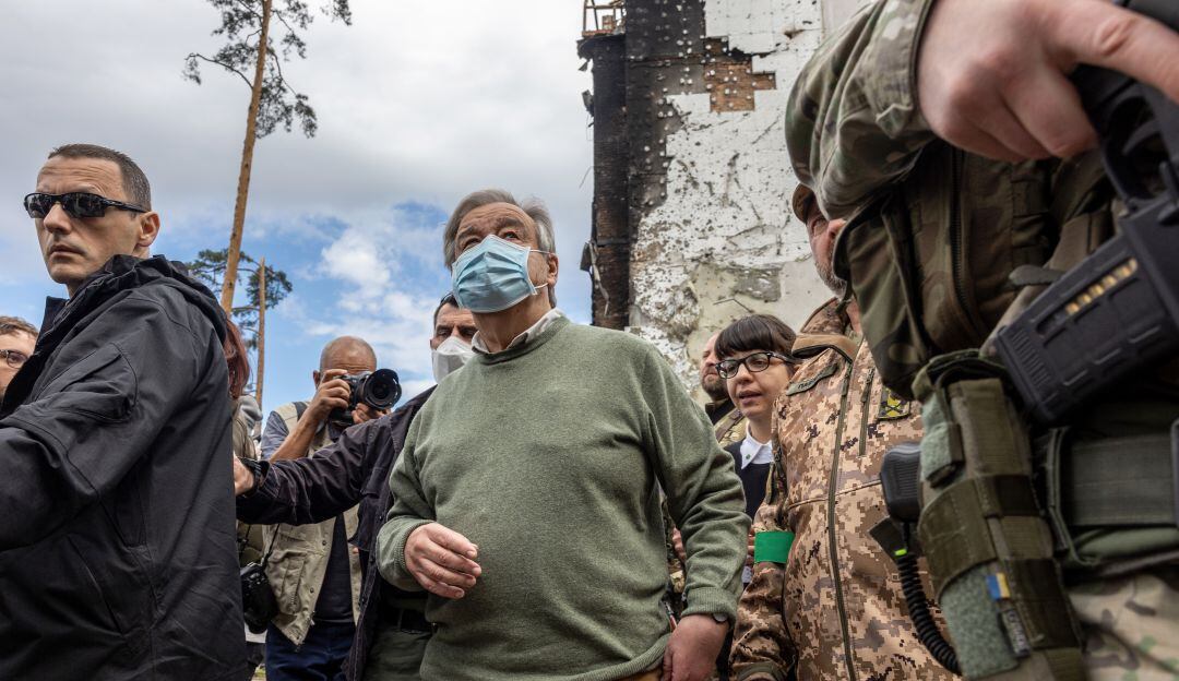 El secretario de la ONU, Antonio Guterres, en visita al suburbio de Irpin