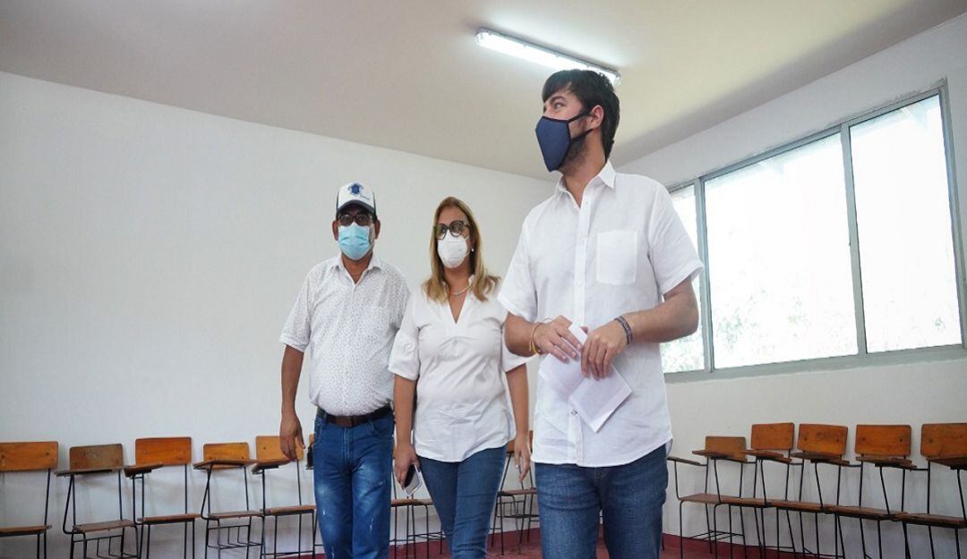 El alcalde Jaime Pumarejo y Bibina Rincón, secretaria de Educación, visitan una institución educativa de Barranquilla.