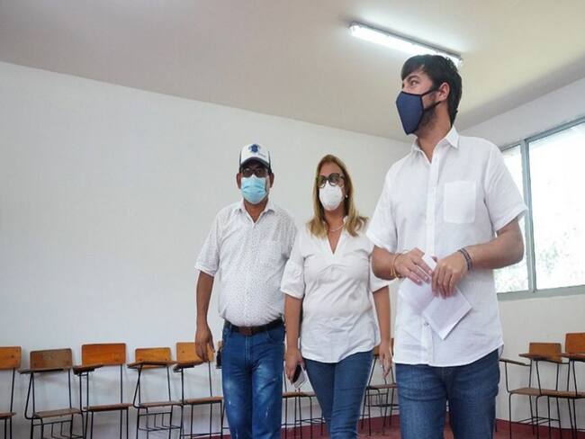 El alcalde Jaime Pumarejo y Bibina Rincón, secretaria de Educación, visitan una institución educativa de Barranquilla.