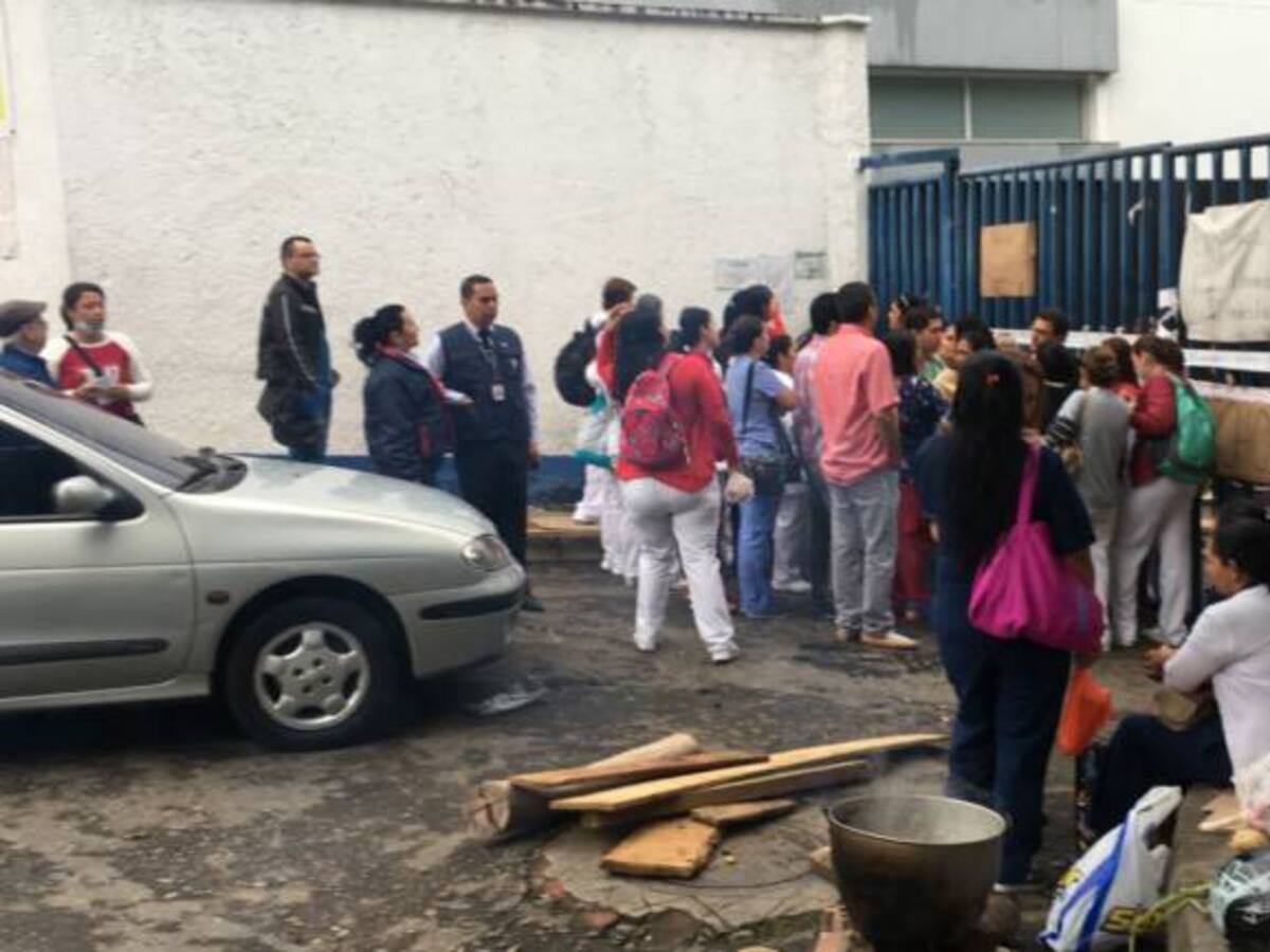 Enfermeras protestan a las puertas del Hospital Universitario de Santander