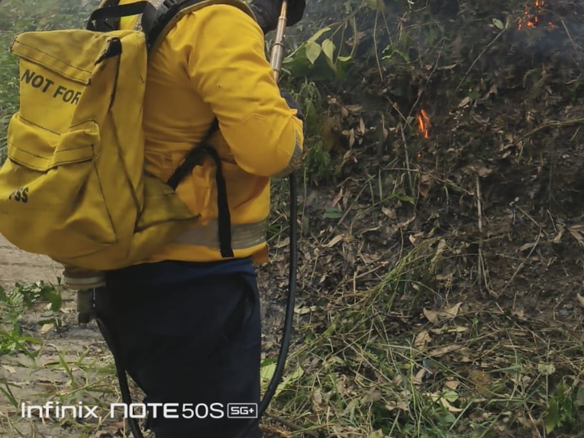Bomberos de La Estrella controlan incendio provocado que amenazaba zona montañosa