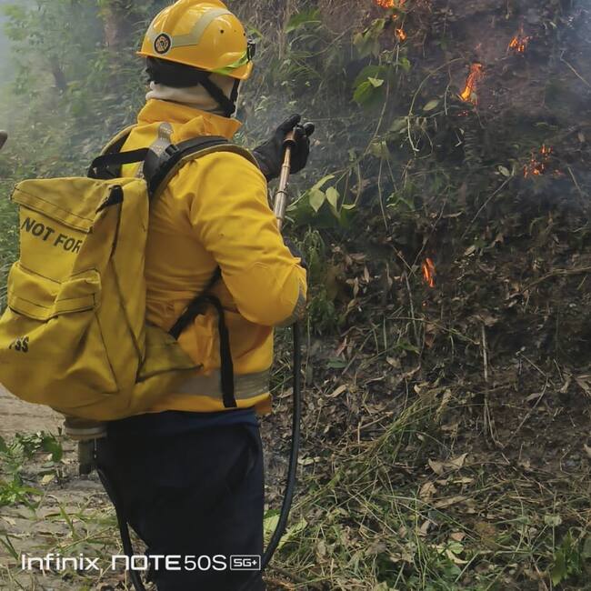 Incendio forestal en La Estrella. Foto: Cortesía Bomberos La Estrella