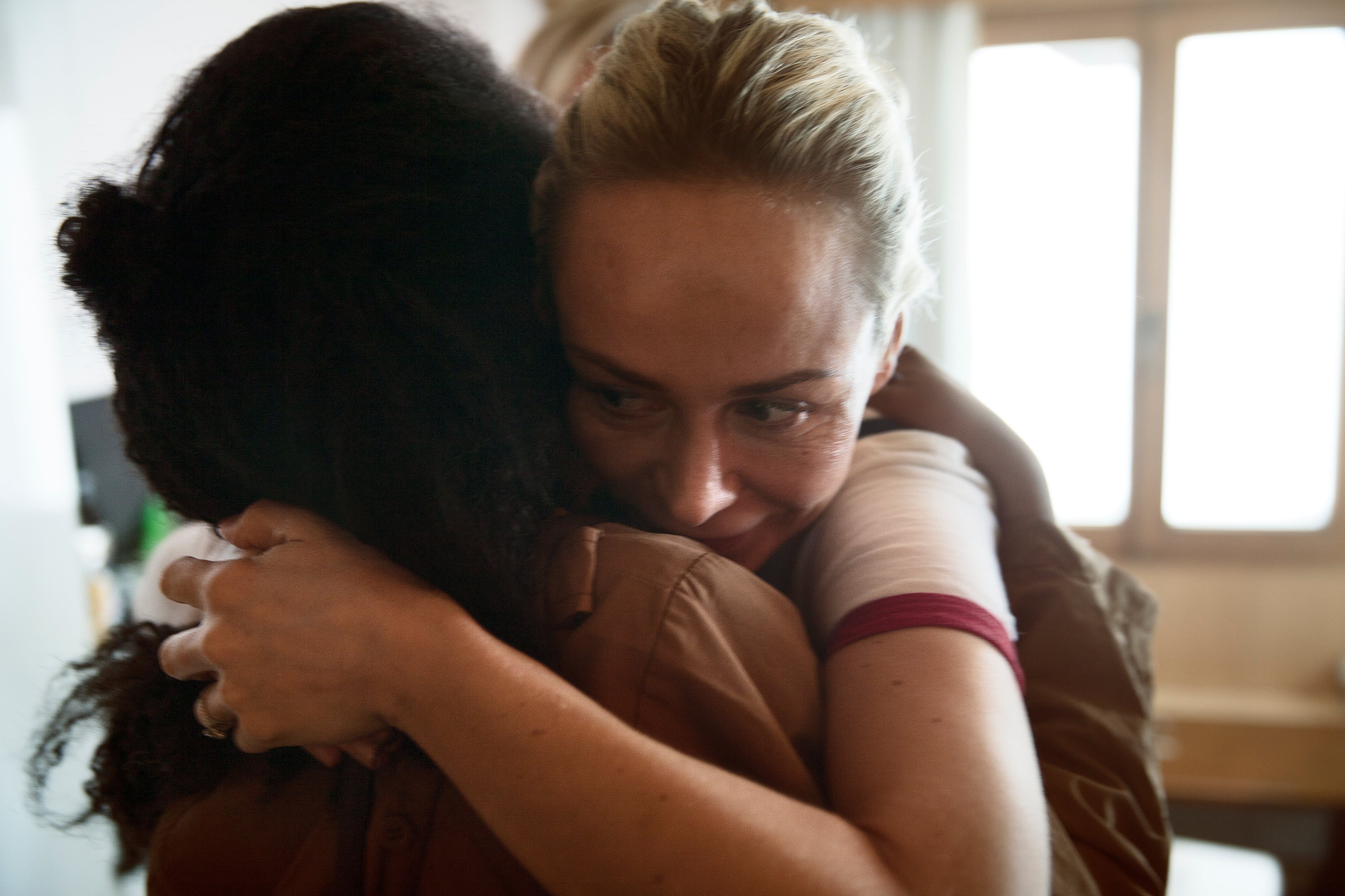 Imagen de referencia de un abrazo. Foto: Getty Images.