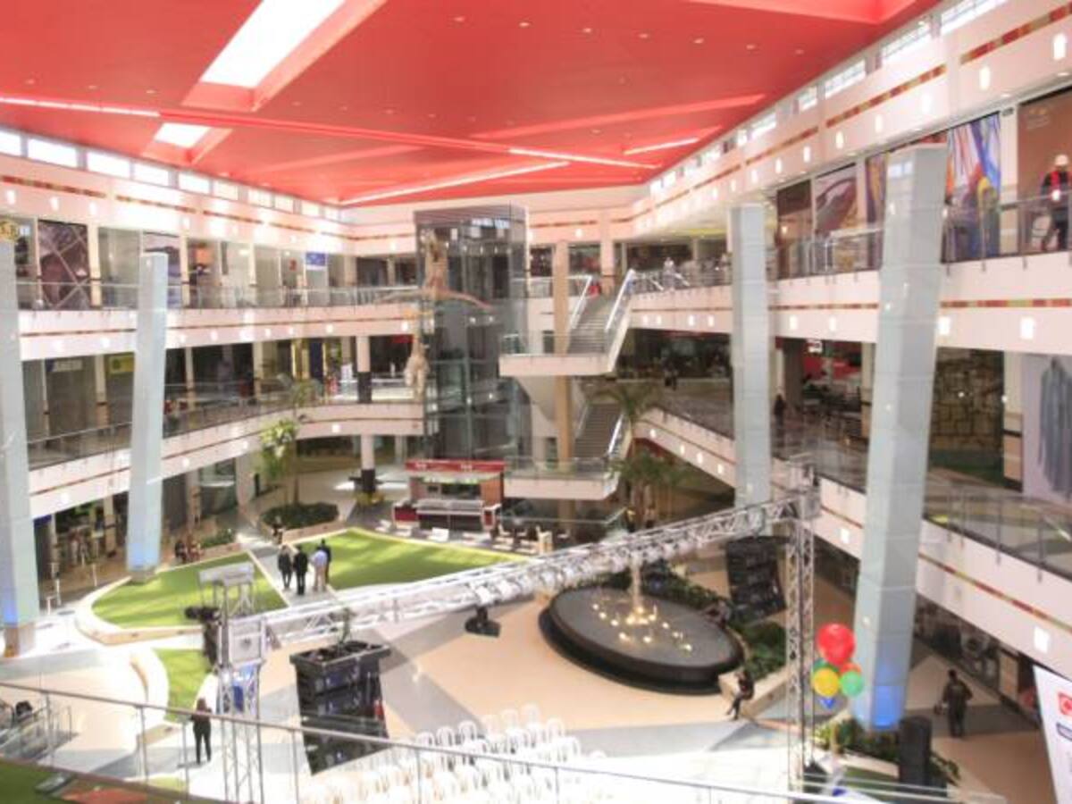 "El menor se lanzó desde el tercer piso": Centro Comercial