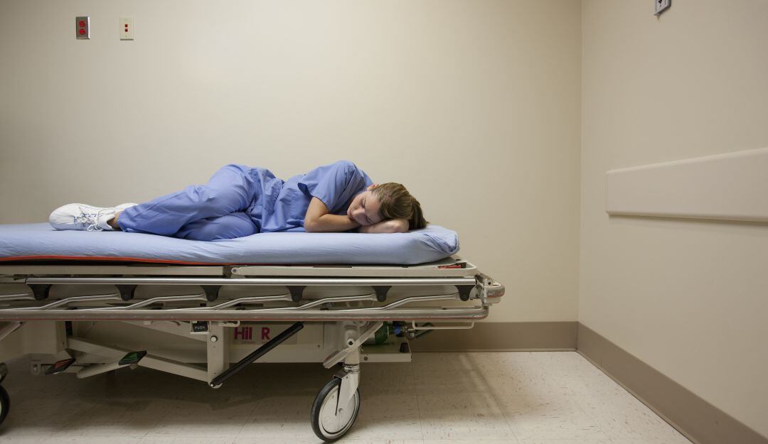 “Muy cansada para pelear”: enfermera encontró a su novio con otra y los echó para poder dormir. Imagen referencia. 