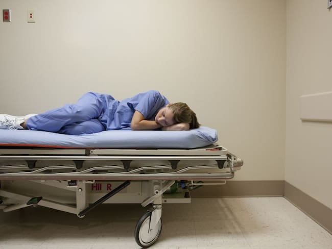 “Muy cansada para pelear”: enfermera encontró a su novio con otra y los echó para poder dormir. Imagen referencia. 
