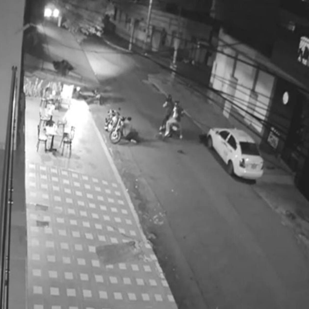 VIDEO: Con sillas, comerciantes enfrentaron a atracadores