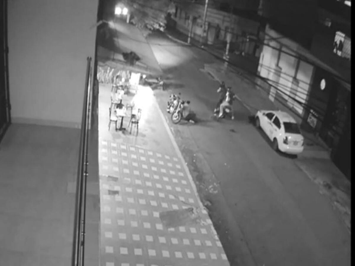 VIDEO: Con sillas, comerciantes enfrentaron a atracadores