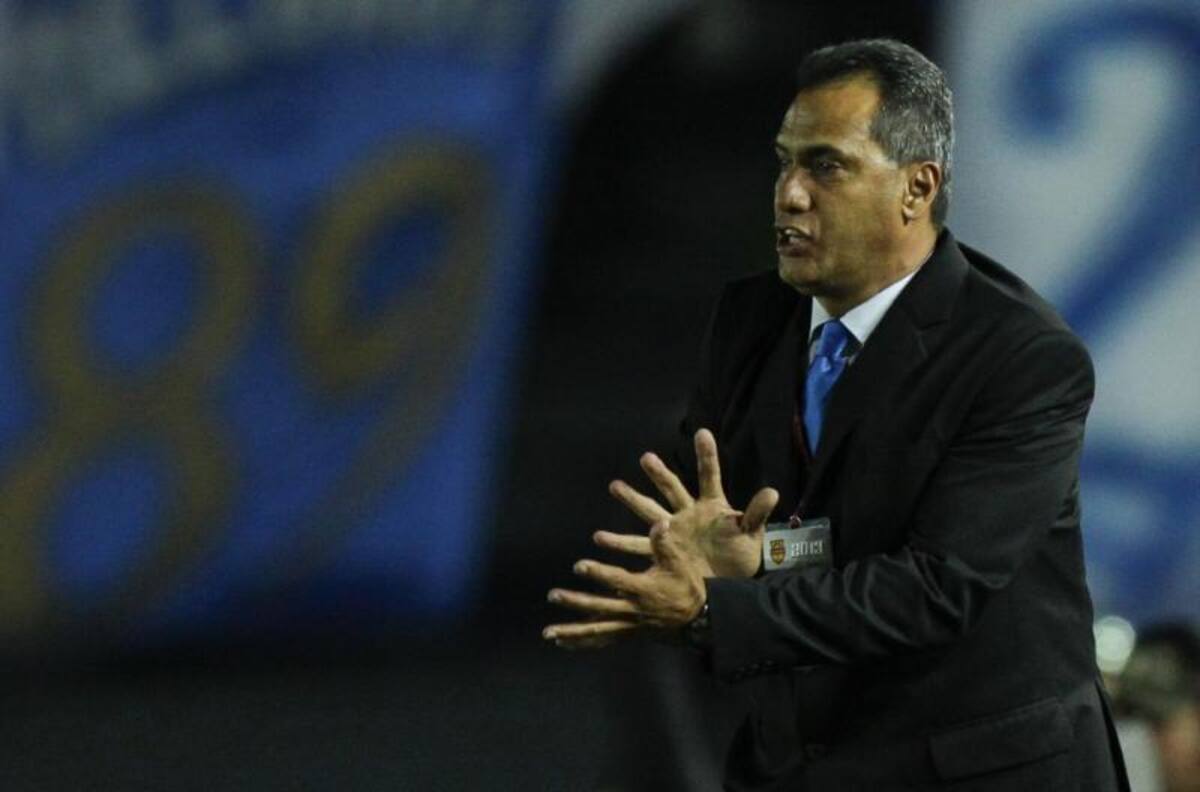 Hernán Torres, entrenador de Millonarios, da indicaciones a sus dirigidos.
