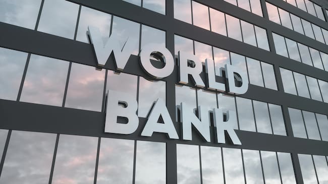 Signo del Banco Mundial en un edificio de cristal del Banco Mundial.