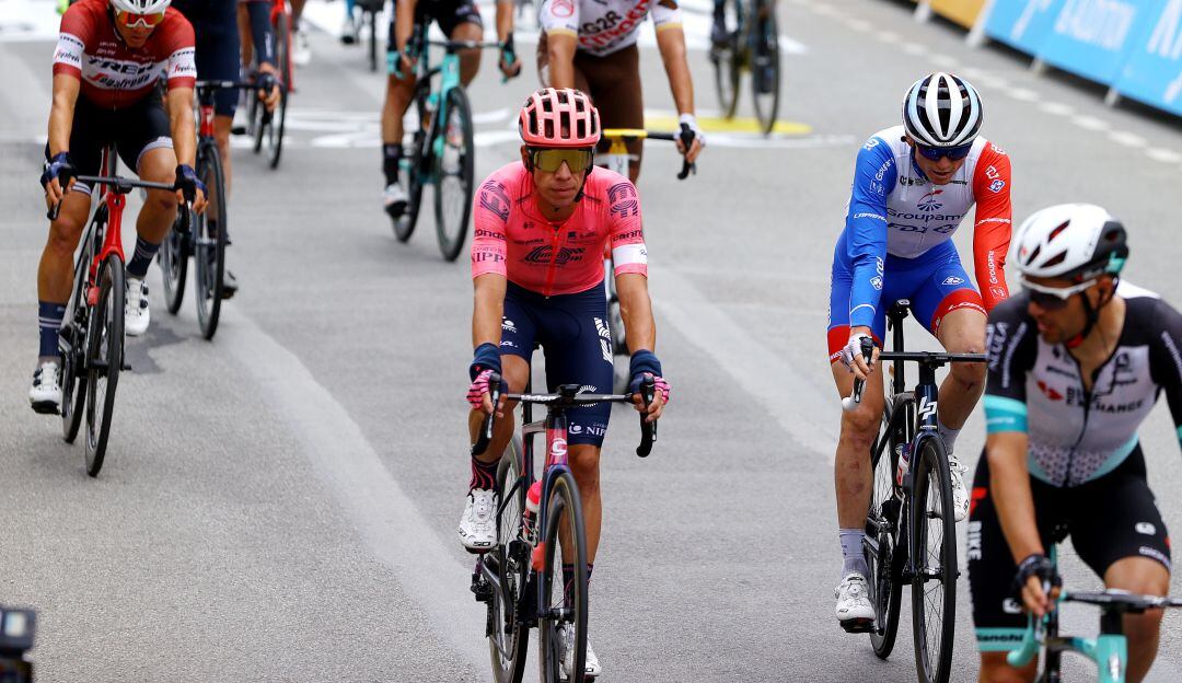 Rigoberto Urán salió ileso, pero día de fuertes caídas afectó a 'Supermán' López