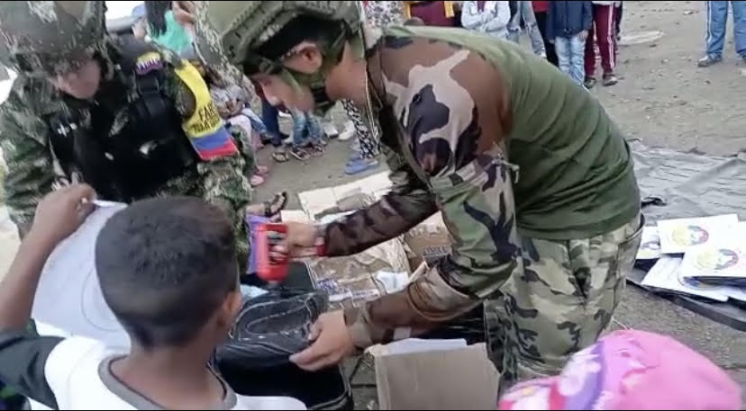 El gobernador de Antioquia, Aníbal Gaviria, denunció que grupos armados están adoctrinando niños en el departamento. Foto: Captura tomada del video que circula en redes sociales.